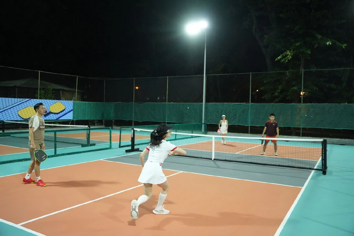 Danh sách sân Pickleball quận Hoàng Mai, Hà Nội đẹp và chất lượng, đáng để trải nghiệm | ShopVNB