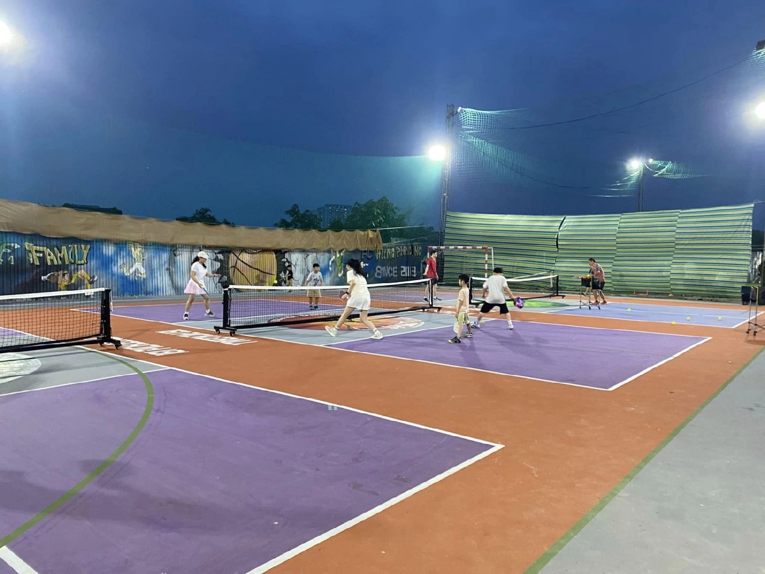 Danh sách sân Pickleball quận Hoàng Mai, Hà Nội đẹp và chất lượng, đáng để trải nghiệm | ShopVNB