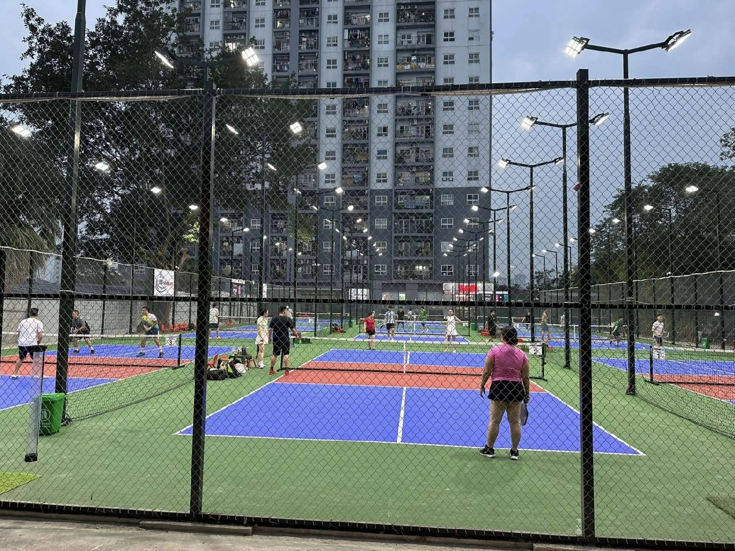 Danh sách sân Pickleball quận Hoàng Mai, Hà Nội đẹp và chất lượng, đáng để trải nghiệm | ShopVNB